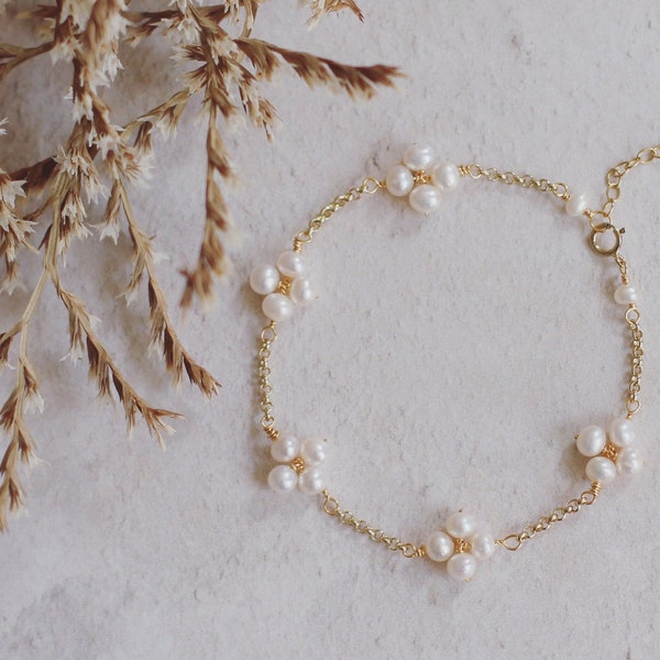 Boho bridal bracelet, simple bridal bracelet, boho pearl wedding bracelet, gold boho chain bracelet, freshwater pearl, bridesmaid gift