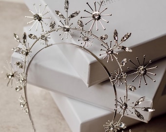 Corona nupcial con halo de estrella de cristal: un tocado brillante y llamativo para el día de tu boda.
