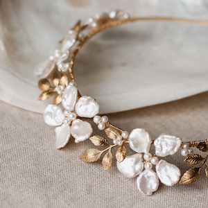 Acessório de cabeça floral de luxo feito à mão para noivas – Tiara de flores de pérolas – Coroa de casamento Boho com folha de ouro • ANÊMONA •