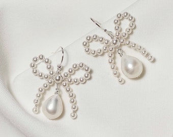 BEAU // Pendientes de novia // pendientes de lazo de perlas con perlas de lágrima de agua dulce, joyas nupciales, pendientes de boda de lazo
