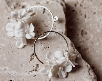 AUSTEN // Boucles d'oreilles de mariée // Boucles d'oreilles de mariée fleurs en argile sculptées à la main, boucles d'oreilles de mariage florales, boucles d'oreilles fleurs pour la mariée