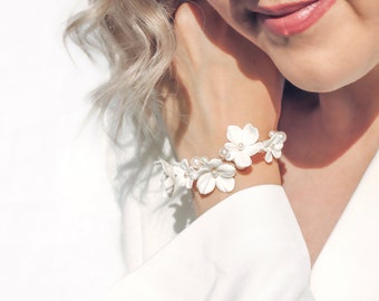 KENSINGTON // Beauté naturelle : bracelet de mariée avec perles d'eau douce et fleurs sculptées à la main