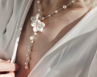 KENSINGTON // Collier de mariée Lariat avec chaîne de perles d'eau douce et fleurs en argile sculptées à la main - Des bijoux de mariage élégants pour un look classique