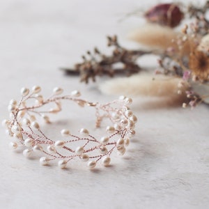 Pulseira de Noiva com Pérolas: Delicate Vine Wedding Cuff