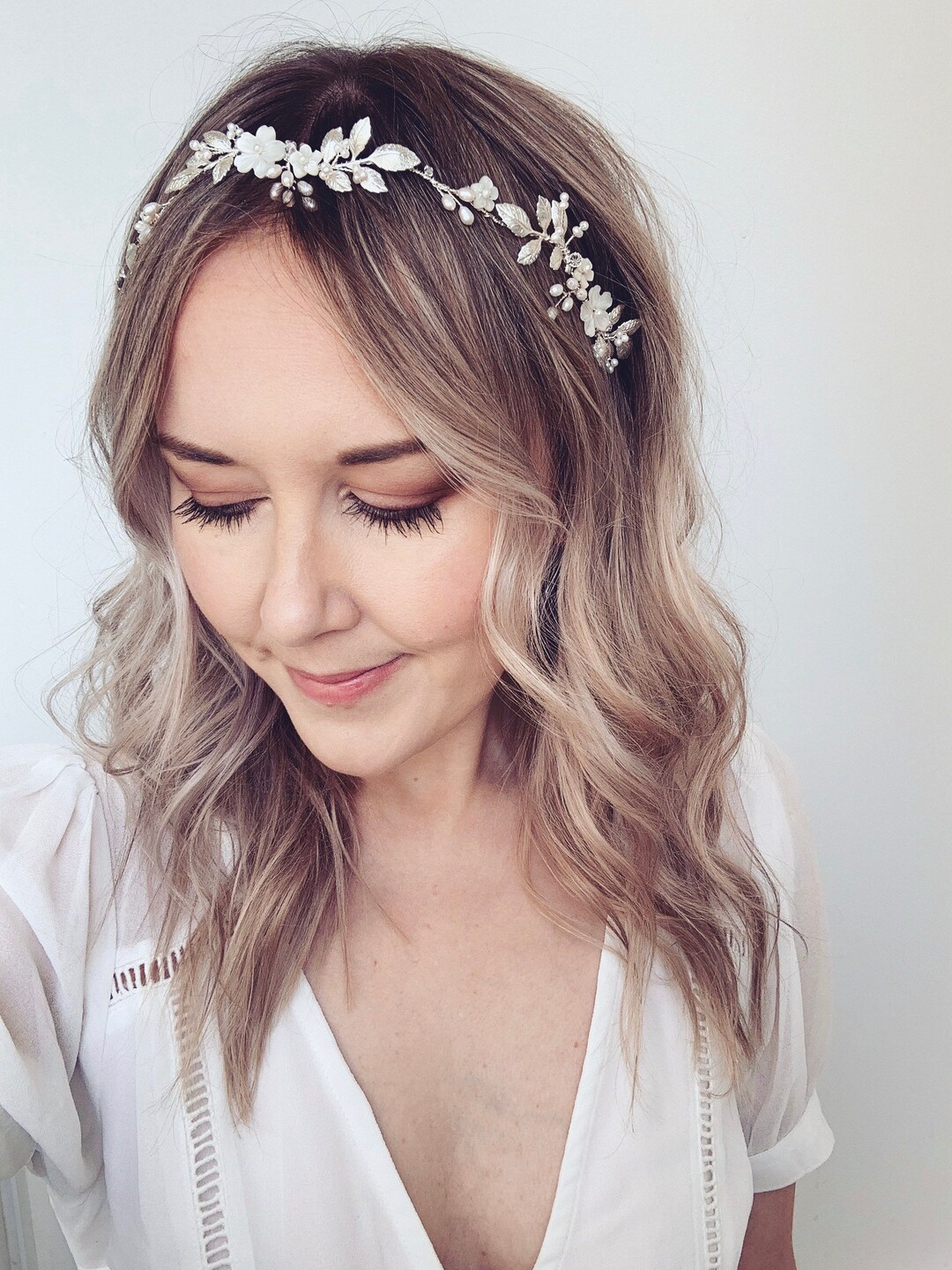 Cerchietto con foglia di fiore dorato: accessorio per capelli da sposa con perle color champagne - Italia