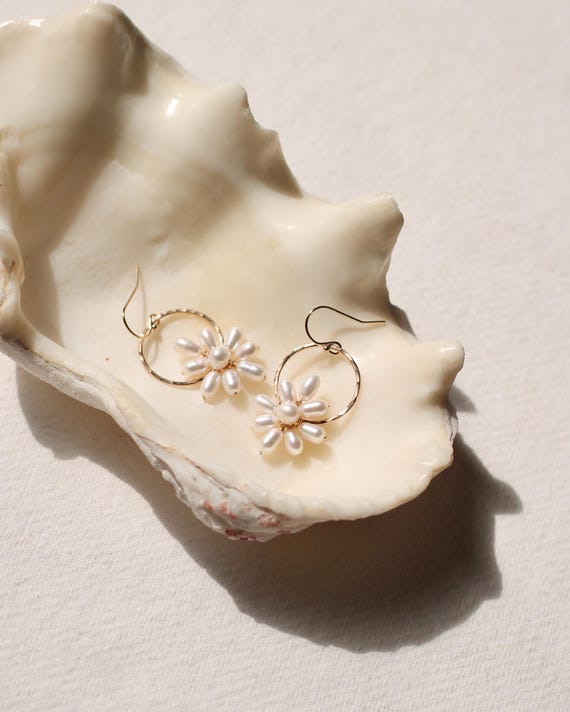 Orecchini di perle a cerchio in oro Orecchini di perle Orecchini di dichiarazione Orecchini da sposa Orecchini Boho Orecchini di perle bianche barocche Cerchi da sposa - Italia