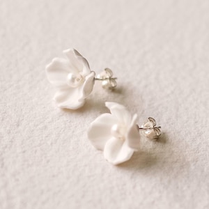 Clay Flower Bridal Earrings – Dainty Floral Studs – Handmade Minimalist Wedding Jewelry for Brides and Bridesmaids