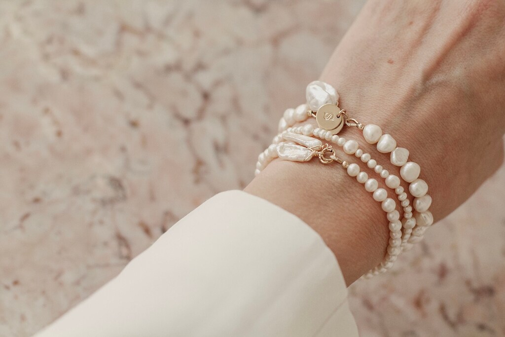 Bracciale Aperto Boho Con Perle Bianche D'Acqua Dolce – Gioiello Fatto A Mano Per Donne