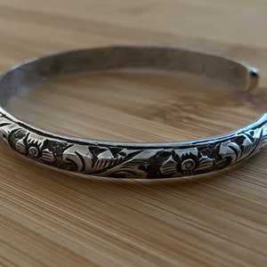 Brazalete de plata de ley con grabado floral