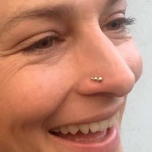 Drei Punkte Nasenstecker, Indischer Nasenstecker, 3 Dot Nasenstecker, 14k Gold Nasenstecker, 14k Gold Nase Piercing, kleiner Nasenstecker, kleiner Nasenschmuck