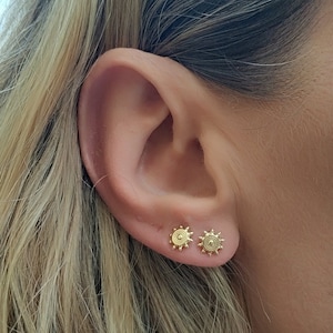 Gold Ohrstecker, Gold Blumen Ohrringe, kleine Gold Ohrringe, Ohrstecker Ohrringe, Mandala Ohrringe, Minimalist Gold Ohrringe, Ohrstecker