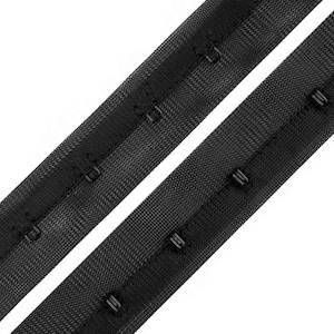 Peut inclure: Sangle de soutien-gorge noire avec fermeture à crochets et à œillets. La sangle est en tissu tissé et possède un élastique noir.