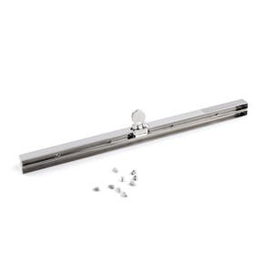 Op de afbeelding: Een zilveren metalen tasframe met een schuifsluiting en een klein knopje. Het frame wordt geleverd met een kleine stapel zilveren schroeven.