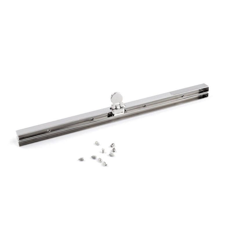 Op de afbeelding: Een zilveren metalen tasframe met een schuifsluiting en een klein knopje. Het frame wordt geleverd met een kleine stapel zilveren schroeven.