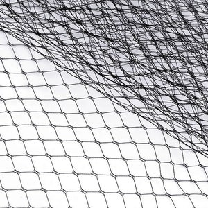 Könnte beinhalten: Schwarzes Netzgewebe mit einem Rautenmuster. Das Netz ist sehr fein und zart.