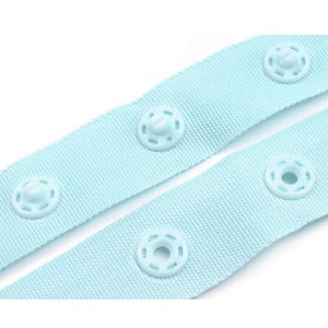 Puede incluir: Primer plano de dos correas de tela azul claro con broches blancos. Las correas est&aacute;n hechas de un material tejido y tienen cuatro broches blancos espaciados uniformemente a lo largo de su longitud. Los broches son circulares con un bot&oacute;n central y agujeros circundantes.