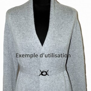 May include: A gray knitted cardigan with a deep V-neck and a black belt with a buckle. The text "Exemple d'utilisation" is visible on the front of the cardigan.