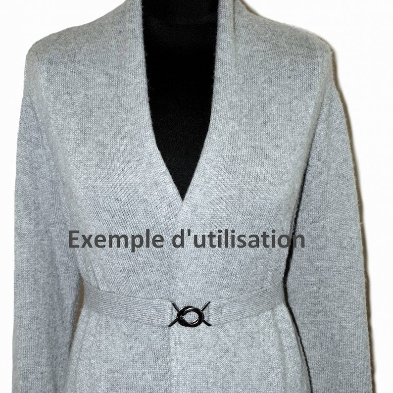 May include: A gray knitted cardigan with a deep V-neck and a black belt with a buckle. The text "Exemple d'utilisation" is visible on the front of the cardigan.