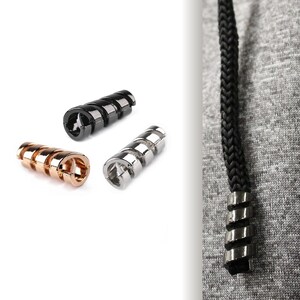 Peut inclure: Trois attaches de cordon de sweat-shirt en métal, en noir, argent et or rose. Chaque attache est de forme spiralée.
