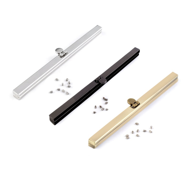 Op de afbeelding: Drie metalen taschenframe-sluitingen in zilver, zwart en goud. Elke sluiting wordt getoond met een set kleine metalen klinknagels.