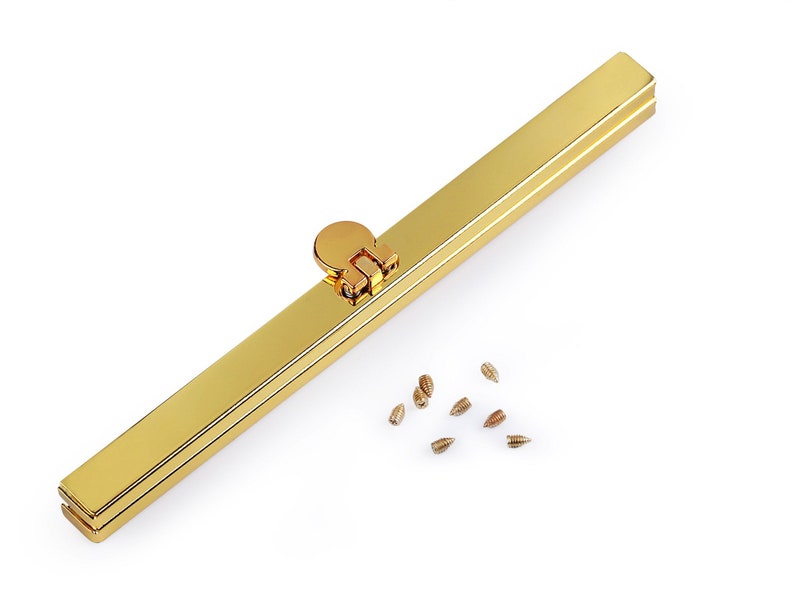 Op de afbeelding: Gouden metalen tasframe met een sluitclip en een set kleine schroeven.