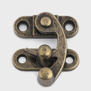 Puede incluir: Un juego de tres tazas de cerámica con un acabado mate moteado. Las tazas son de color crema, gris claro y gris oscuro. Cada taza tiene un diseño simple y minimalista.