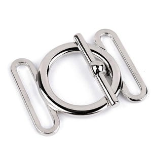 Op de afbeelding: Zilveren metalen gesp met een ronde ring en een schuifbalk. De gesp is ontworpen om banden of riemen aan te bevestigen.
