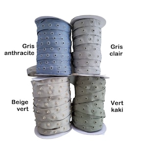 Puede incluir: Cuatro rollos de cinta de corchetes en azul, gris claro, verde beige y verde caqui. Cada rollo est&aacute; etiquetado con su nombre de color en franc&eacute;s: "Gris anthracite", "Gris clair", "Beige vert" y "Vert kaki".