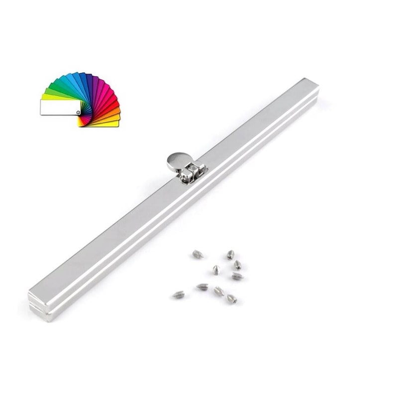Op de afbeelding: Zilverkleurig metalen handtaschenframe met een sluiting en een set schroeven.