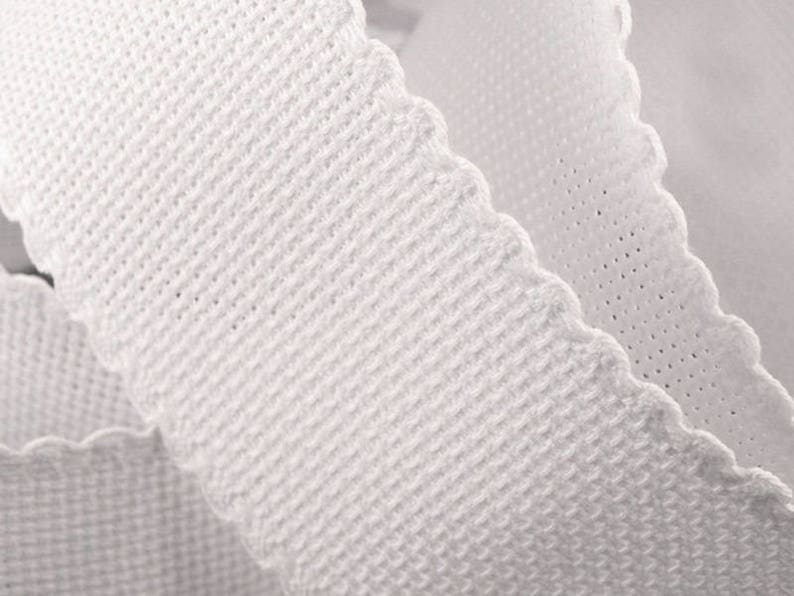 Puede incluir: Cinta de algod&oacute;n blanca con borde festoneado. La cinta tiene un tejido texturizado y es perfecta para a&ntilde;adir un toque de elegancia a cualquier proyecto.