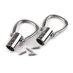 Op de afbeelding: Twee zilveren metalen D-ring tas handvatten met schroefdoppen en vijf kleine zilveren schroeven.