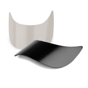 以下が含まれることがあります： 黒いバイザーハットと薄いグレーのバイザーハットの2つ。ハットはカーブしていて、わずかに尖った形をしています。