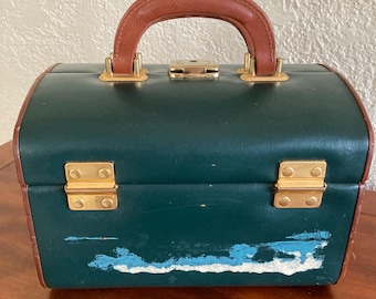 Vintage Zug Koffer Tiefgrünes Glänzendes Messing Handbemalt für Makeup Retro Aufbewahrungsdekor photo prop Glamour Overnight Bag by Warren Reed