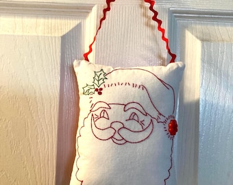 Primitive Christmas Stitchery Jultomtens dörrhängare med rött broderi, 15x13 cm, röd kalikåbaksida