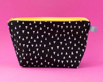 Monochrome triangle print cosmetic bag * makeup bag