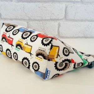 Tractor Pattern Washbag Boys Toiletry Bag Waterproof Interior Design Cotton Outer Fabric Zipper Case Farm Themed Travel Pouch School Camping Essential Kid Bathroom Storage Child Organization Solution Practical Gift Idea Colorful Machinery