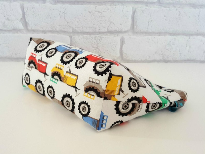 Tractor Pattern Washbag Boys Toiletry Bag Waterproof Interior Design Cotton Outer Fabric Zipper Case Farm Themed Travel Pouch School Camping Essential Kid Bathroom Storage Child Organization Solution Practical Gift Idea Colorful Machinery