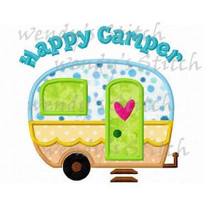 Op de afbeelding: Happy Camper borduurpatroon met een blauwe, gele en groene camper met witte stippen en een roze hart op de deur.