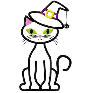 Puede incluir: Un gato blanco con un sombrero de bruja negro con una banda morada y una hebilla amarilla. El sombrero tiene una araña negra colgando de la punta. El gato tiene ojos verdes y una nariz rosa.