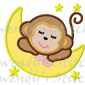 Peut inclure: Une lune jaune en forme de croissant avec un singe brun endormi dessus. Il y a cinq étoiles jaunes autour de la lune.