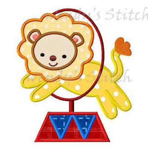 Può includere: Un leone giallo con il naso marrone e gli occhi marroni salta attraverso un cerchio giallo. Il leone è in piedi su una piattaforma da circo rossa e blu.