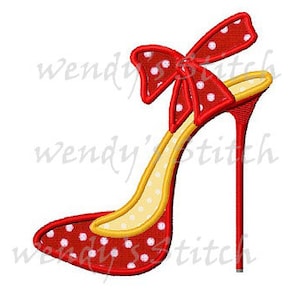 Peut inclure: Chaussure rouge à talon haut avec des pois blancs et un nœud rouge assorti avec des pois blancs.
