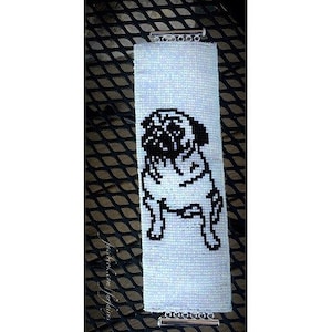 Puede incluir: Pulsera de cuentas blancas con una imagen en blanco y negro de un carlino.