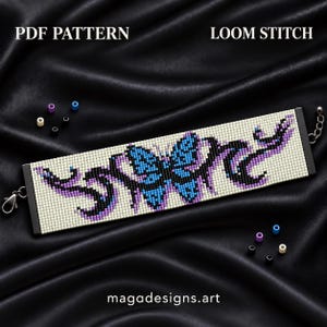 K&ouml;nnte beinhalten: Ein rechteckiges Perlenarmband mit einem zentralen blauen Schmetterlingsmotiv, schwarzen und violetten Akzenten auf cremefarbenem Grund. Es besitzt schwarze Endst&uuml;cke, einen Karabinerverschluss und eine Verl&auml;ngerungskette. Text: PDF PATTERN LOOM STITCH.