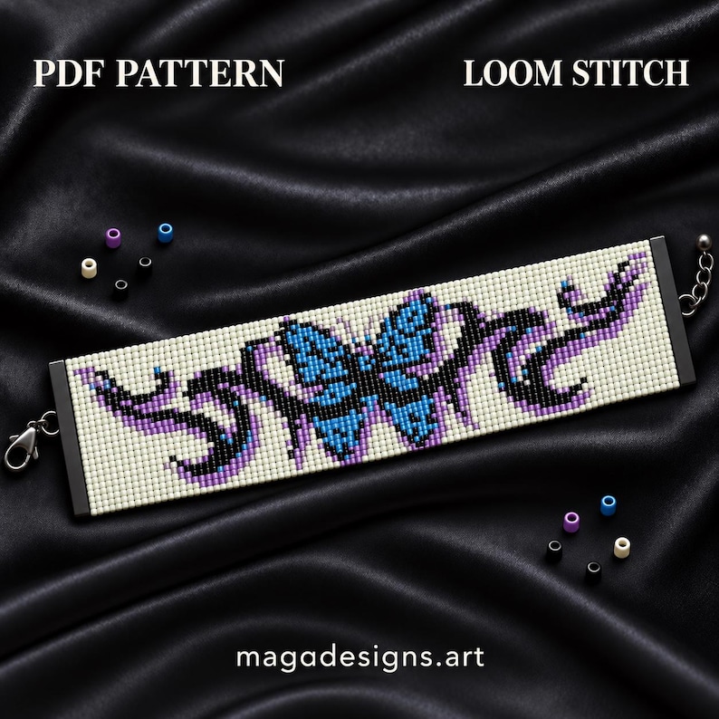 K&ouml;nnte beinhalten: Ein rechteckiges Perlenarmband mit einem zentralen blauen Schmetterlingsmotiv, schwarzen und violetten Akzenten auf cremefarbenem Grund. Es besitzt schwarze Endst&uuml;cke, einen Karabinerverschluss und eine Verl&auml;ngerungskette. Text: PDF PATTERN LOOM STITCH.