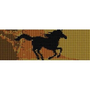 Puede incluir: Una silueta negra de un caballo corriendo sobre un fondo amarillo y marrón. El caballo está mirando hacia la derecha y tiene una melena y una cola que fluyen.