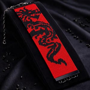 Puede incluir: Un letrero de madera rústica con el texto "Welcome to our home" en letras blancas. El letrero presenta un acabado envejecido y un diseño simple y acogedor, ideal para un porche o entrada.