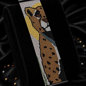 Könnte beinhalten: Ein Perlenarmbandmuster mit einem Geparden-Design, das auf einer schwarzen Samtoberfläche gezeigt wird. Das Armband besteht aus kleinen, farbigen Perlen. Der Text "Bracelet Bead Pattern" steht oben. Das Muster ist ein PDF-Sofort-Download.