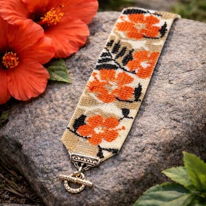 Patrón de abalorios de descarga instantánea para pulsera de punto peyote uniforme con cuentas de semillas de hibisco naranja.