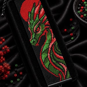 Puede incluir: Una pulsera de cuentas rectangular con un diseño de dragón en verde, rojo y negro. El texto dice Bracelet Bead Pattern, PDF, Instant Download, PEYOTE STITCH, Miyuki Delica 11/0, Color Chart y Word Chart. Tiene un cierre de metal negro.